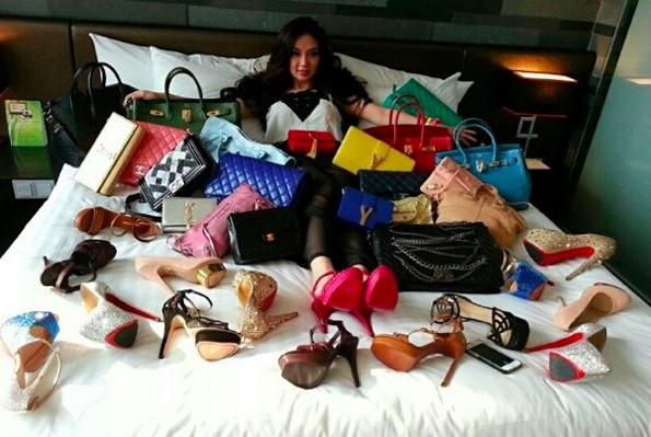 Cô nàng 9X cũng được mệnh danh là "kiều nữ hàng hiệu" sở hữu hàng trăm túi xách và giày của các thương hiệu sang trọng như Hermes, Chanel, Christian Louboutin...Ảnh: @kimlimhl.