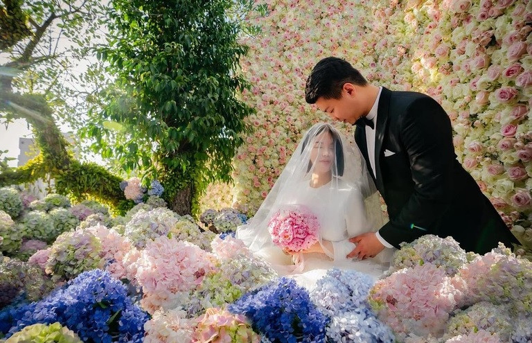 Cuối tháng 2 vừa qua, ái nữ nhà tỷ phú lên xe hoa lần 2 với bạn trai 33 tuổi. Hôn lễ được tiến hành long trọng tại sân thượng nhà tỷ phú Peter Lim và trang hoàng bằng những bức tường hoa hồng tươi khổng lồ. Ảnh: IGNV