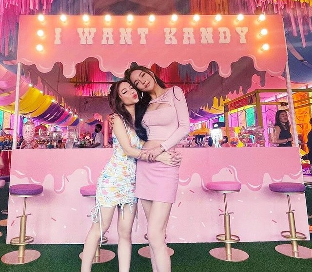 Bên cạnh đó, bữa tiệc còn có sự góp mặt của nhiều người nổi tiếng như influencer Wendy Cheng, Cassandra See, AileenTan. Ảnh: @kimlimhl.