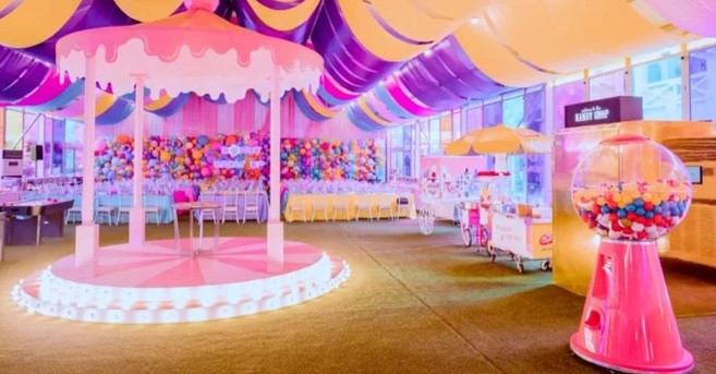 Bữa tiệc sinh nhật của Kim Lim chung với cậu con trai 5 tuổi. Toàn bộ không gian, từ cửa vào cho đến trần nhà, như được biến thành "vùng đất trong mơ" của trẻ em. Ảnh: @lelianchew.