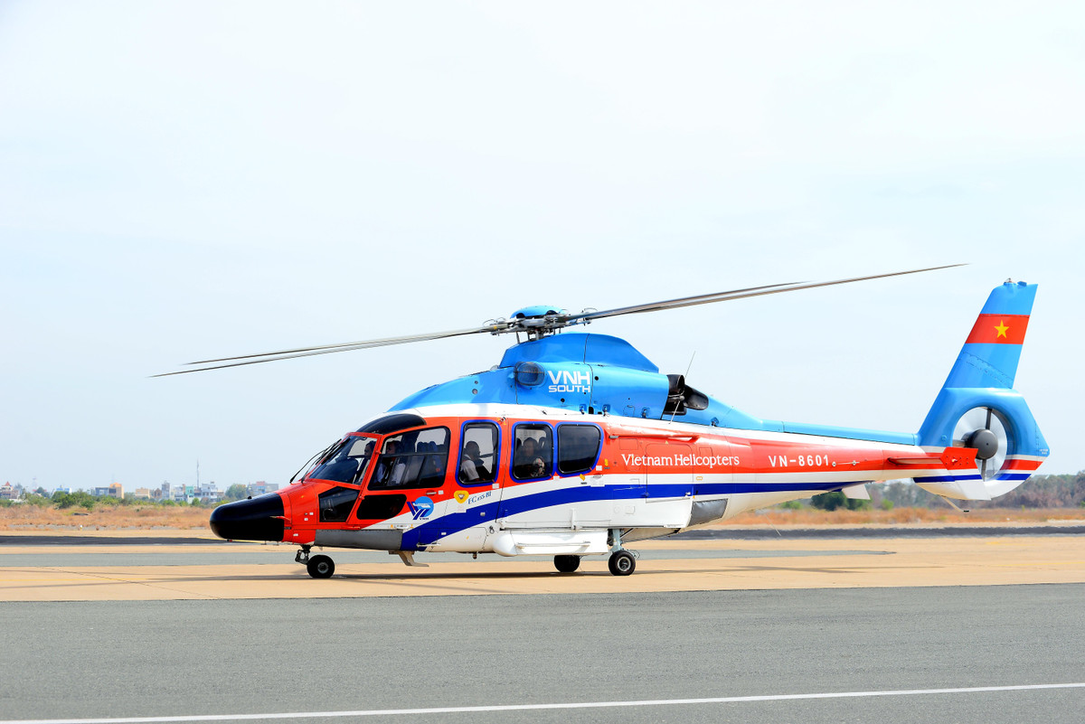 Trong khi đó, EC-155B1 do Airbus Helicopters (Pháp) sản xuất, được trang bị hai động cơ Arriel 2C2, một phiên bản tiếp theo của họ máy bay Dauphin nổi tiếng bởi tính linh hoạt và sang trọng. Ảnh: Vnhs
