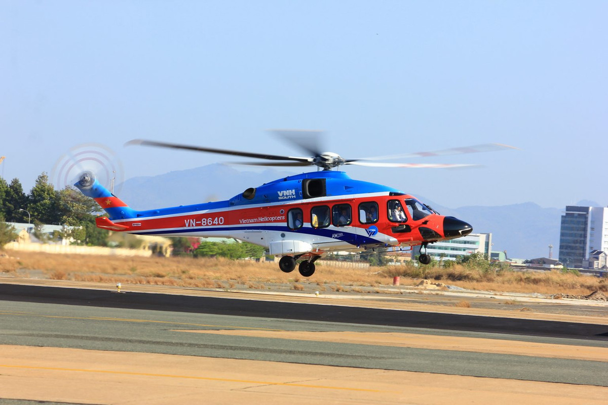 AW-189 được trang bị 2 động cơ General Electric CT7-2E1, có trọng tải cất cánh tối đa 8,6 tấn, khả năng chuyên chở từ 16 khách, vận tốc trung bình 268-278 km/giờ với tầm bay tối đa đạt 907 km. Ảnh: tructhang.vn