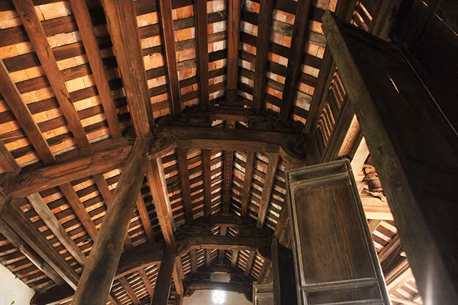 Dù đã hơn 100 năm song mái ngói vẫn chưa phải tu sửa, không bị dột nát. Ảnh: Dân Việt