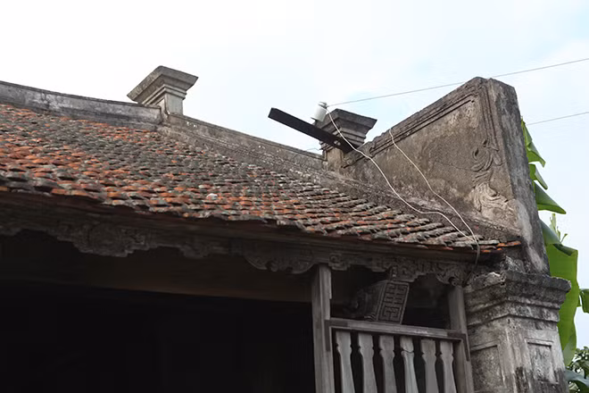 Mái nhà lợp ngói ta theo kiểu bít đốc, hai đầu bờ nóc có đấu vuông giật cấp. Ảnh: Dân Việt