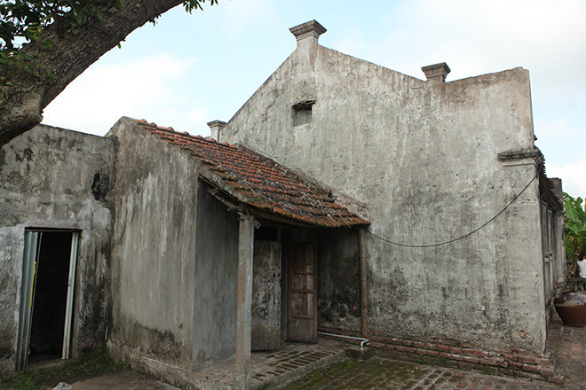 Gạch xây tường và lát nền nung bằng rơm nên trải qua nhiều năm, bức tường vẫn không hề bong tróc. Ảnh: Dân Việt