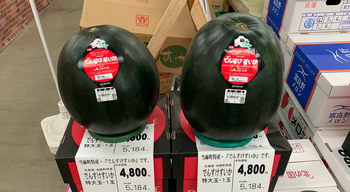 Cuối cùng, dưa hấu Densuke được đóng gói cẩn thận trong những chiếc hộp được trang trí đẹp mắt và kèm theo giấy chứng nhận xuất xứ. Ảnh: TasteAtles