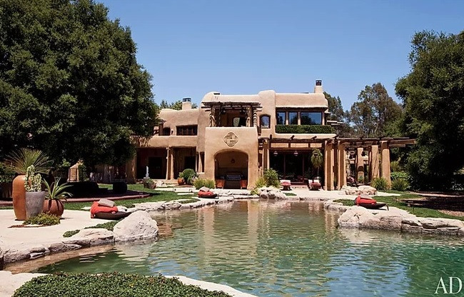 Bên ngoài biệt thự của tài tử Will Smith còn có hồ bơi, sân bóng rổ và sân tennis. Ảnh: Architectural Digest