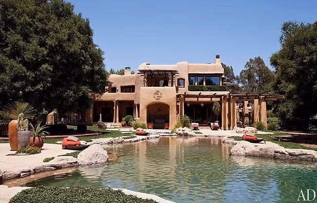 Bên ngoài biệt thự của tài tử Will Smith còn có hồ bơi, sân bóng rổ và sân tennis. Ảnh: Architectural Digest