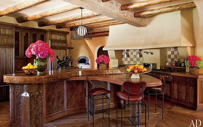 Nhà bếp mộc mạc, nổi bật với những nội thất được làm từ gỗ sồi cao cấp. Ảnh: Architectural Digest