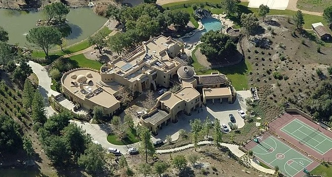 Căn biệt thự của Will Smith có thiết kế cầu kỳ, lạ mắt, rộng khoảng 2.300 m2 nằm trên khu đất rộng 60 ha. Ảnh: Architectural Digest