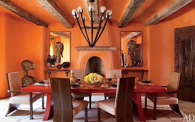 Phòng ăn sặc sỡ với tông màu cam chủ đạo. Ảnh: Architectural Digest