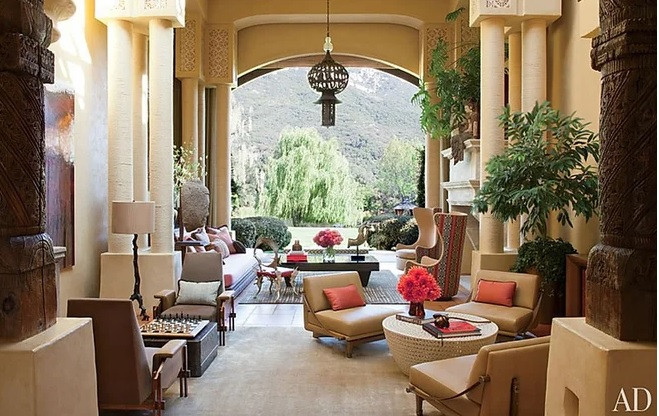 Phòng khách rộng rãi, thông thoáng với trần nhà cao. Các cột nhà cao lớn tô điểm thêm những đường nét cổ điển cho căn phòng. Ảnh: Architectural Digest