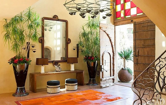 Tiền sảnh mang những tông màu bắt mắt, rực rỡ, được tô điểm bằng những nội thất có họa tiết tinh xảo. Ảnh: Architectural Digest