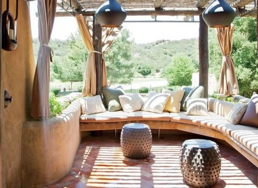 Hiên nhà đón nắng là địa điểm lý tưởng để thư giãn. Ảnh: Architectural Digest