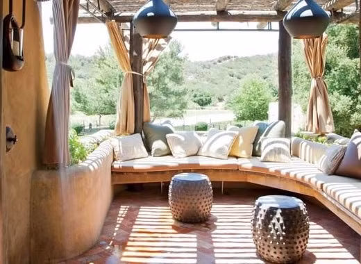 Hiên nhà đón nắng là địa điểm lý tưởng để thư giãn. Ảnh: Architectural Digest