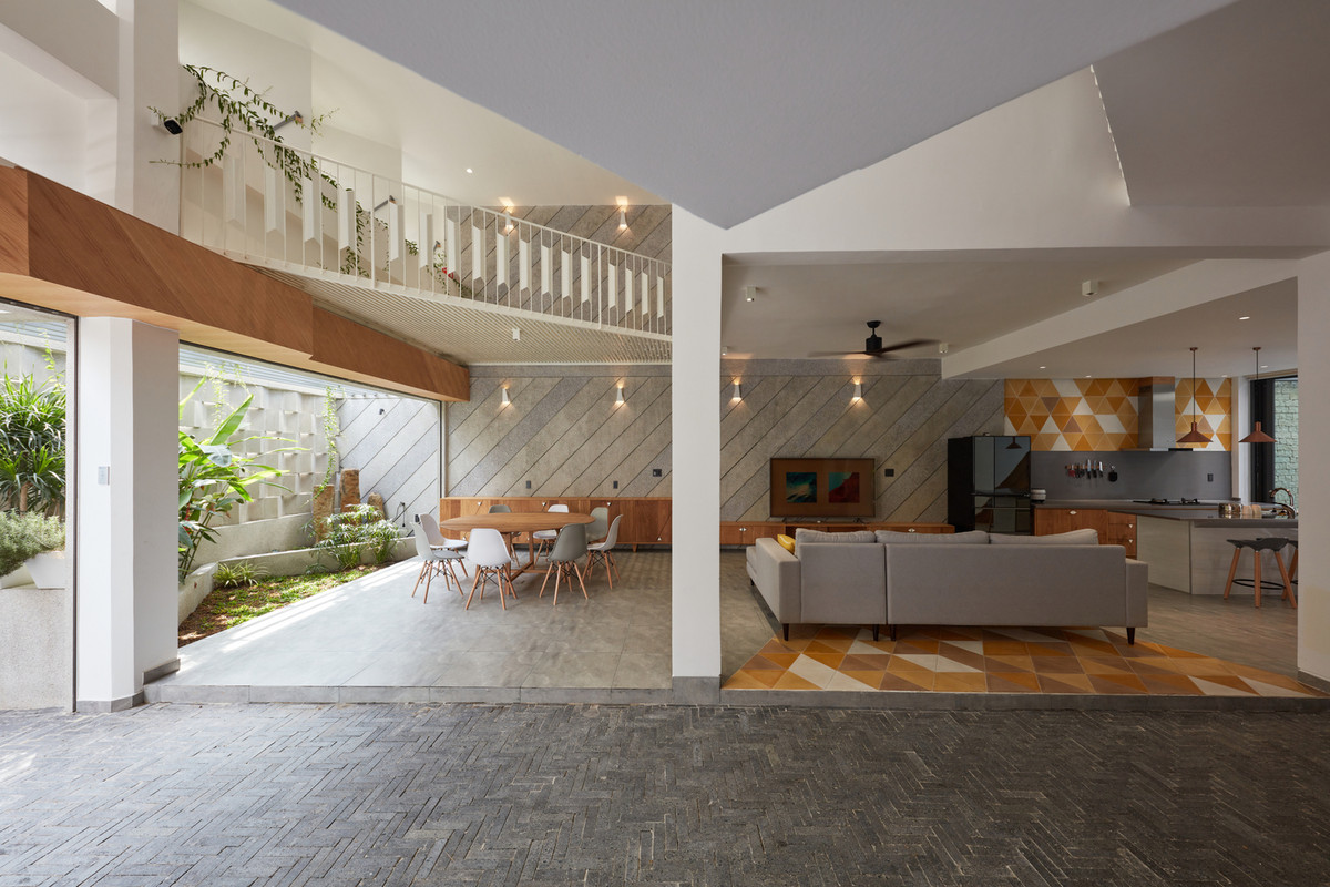 Việc tạo các đường cắt xéo cung cấp cho không gian góc chia mới lạ và trở nên thông thoáng hơn.