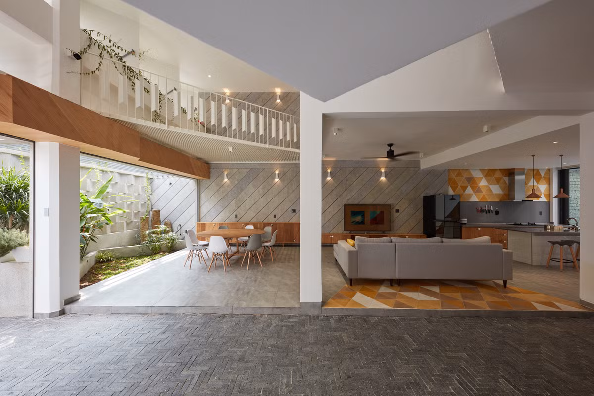 Việc tạo các đường cắt xéo cung cấp cho không gian góc chia mới lạ và trở nên thông thoáng hơn.