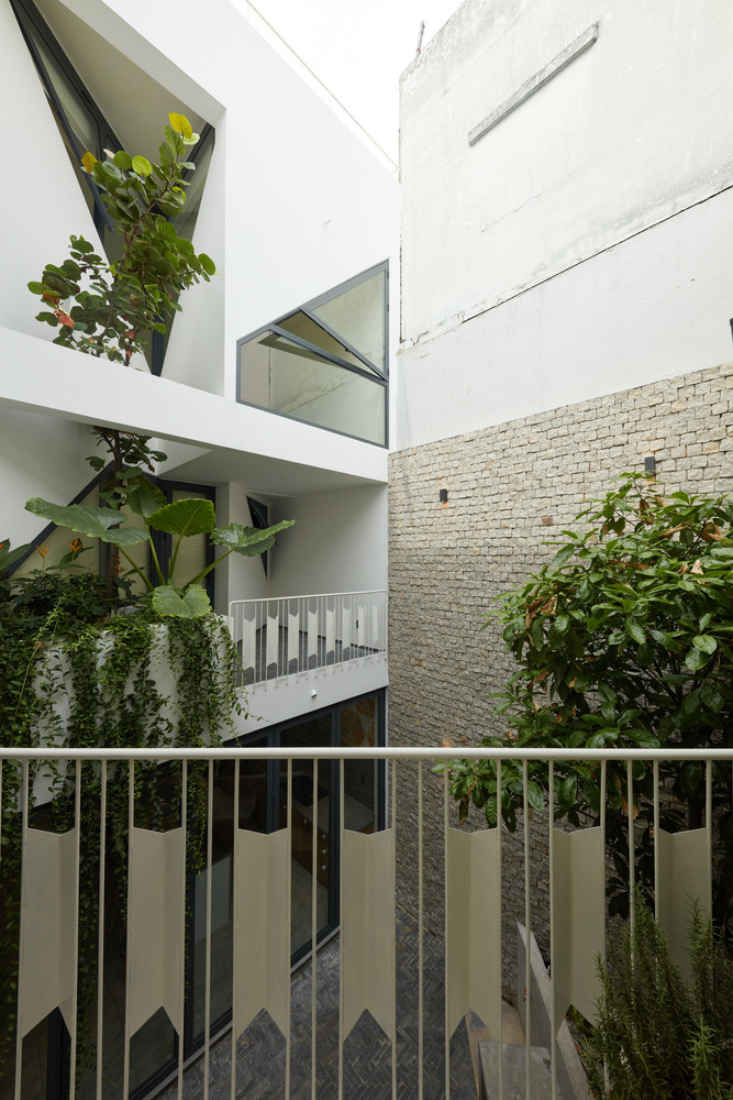 Do ngôi nhà cũ có bố cục hình chữ nhật điển hình với nhiều phòng nhỏ kiến trúc sư đã thổi luồng sinh khí mới bằng cách chia mới không gian theo những hình tam giác.