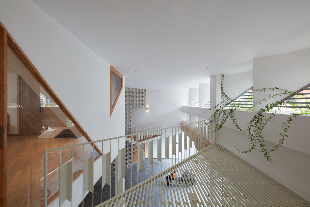 Việc phân chia các không gian hình tam giác với các đỉnh chung giúp việc đi lại các phòng được dễ dàng.