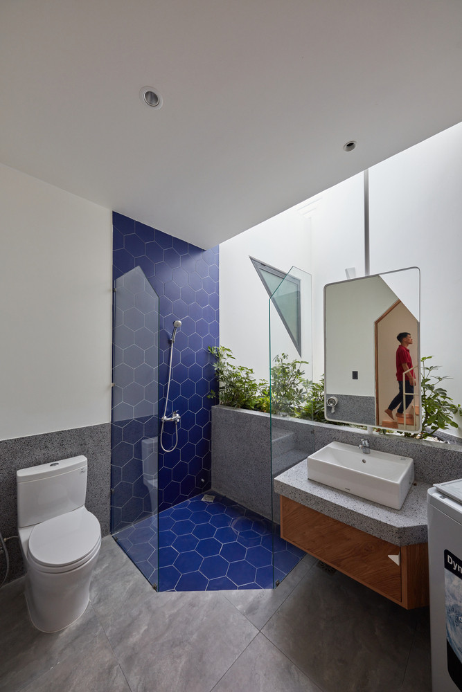 Phòng tắm thoáng sáng và hiện đại. Nguồn ảnh: Thiet Vu