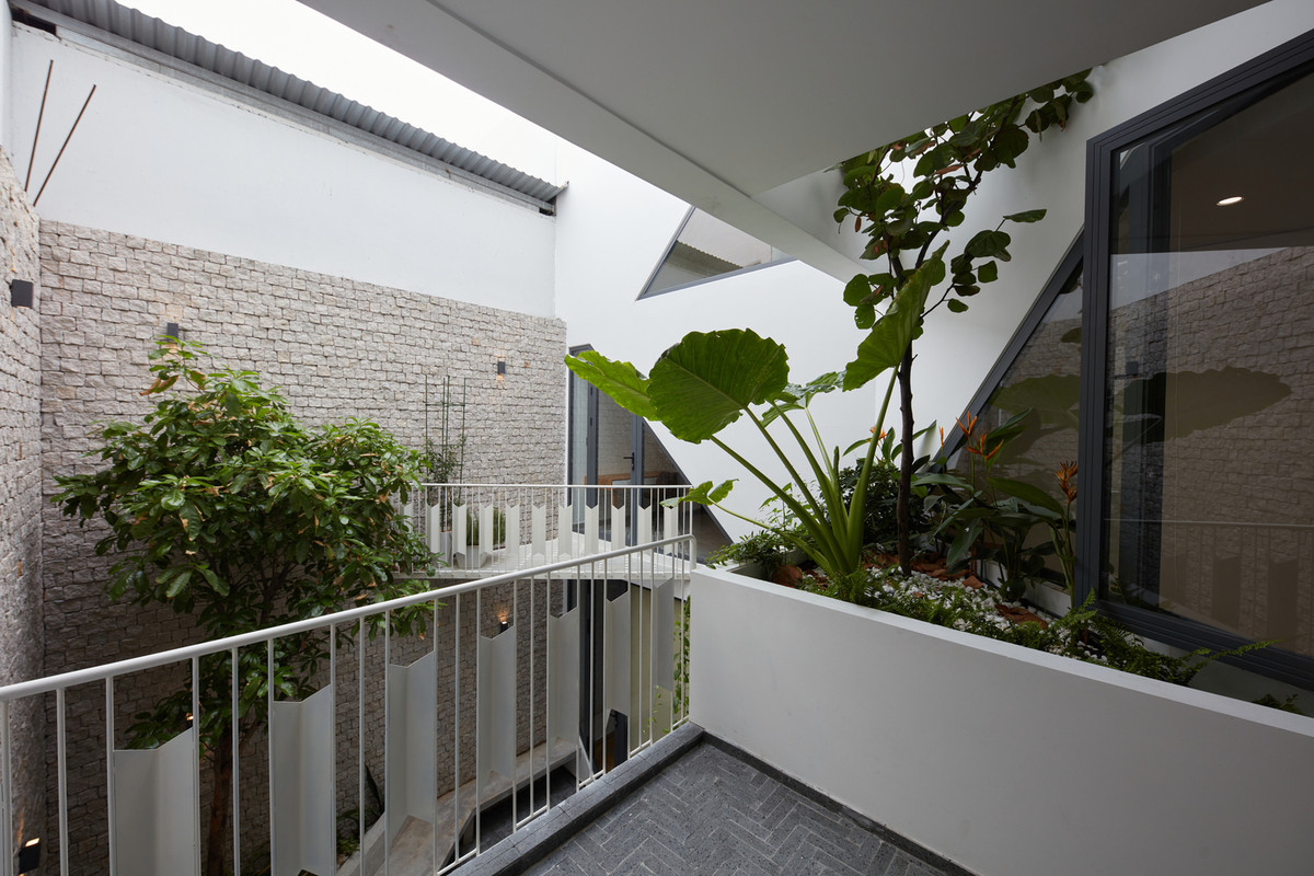 Khu vực giếng trời và các mảng xanh giúp cân bằng không gian sống.