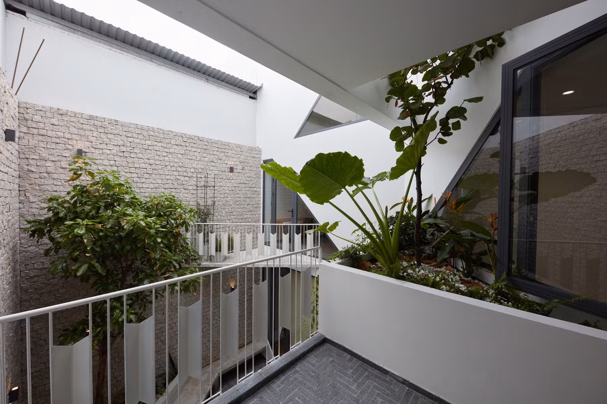 Khu vực giếng trời và các mảng xanh giúp cân bằng không gian sống.