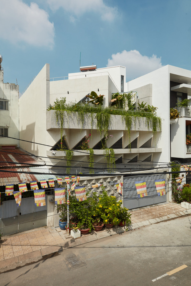 Vì vậy, khi cải tạo nhà, kiến trúc sư giữ nguyên khung kết cấu ban đầu nhưng phá bỏ các bức tường và cầu thang hiện có để tạo sự lưu thông mới và phân chia lại các phòng.