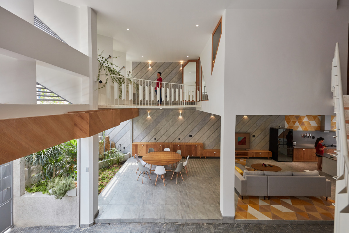 Mỗi phòng cũng mở rộng về phía giếng trời, tạo điều kiện thông thoáng và linh hoạt.