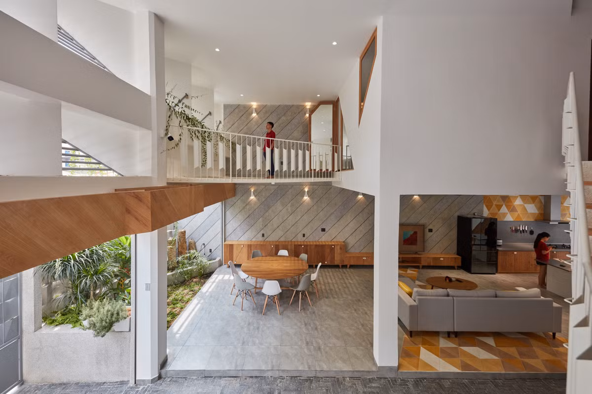 Mỗi phòng cũng mở rộng về phía giếng trời, tạo điều kiện thông thoáng và linh hoạt.