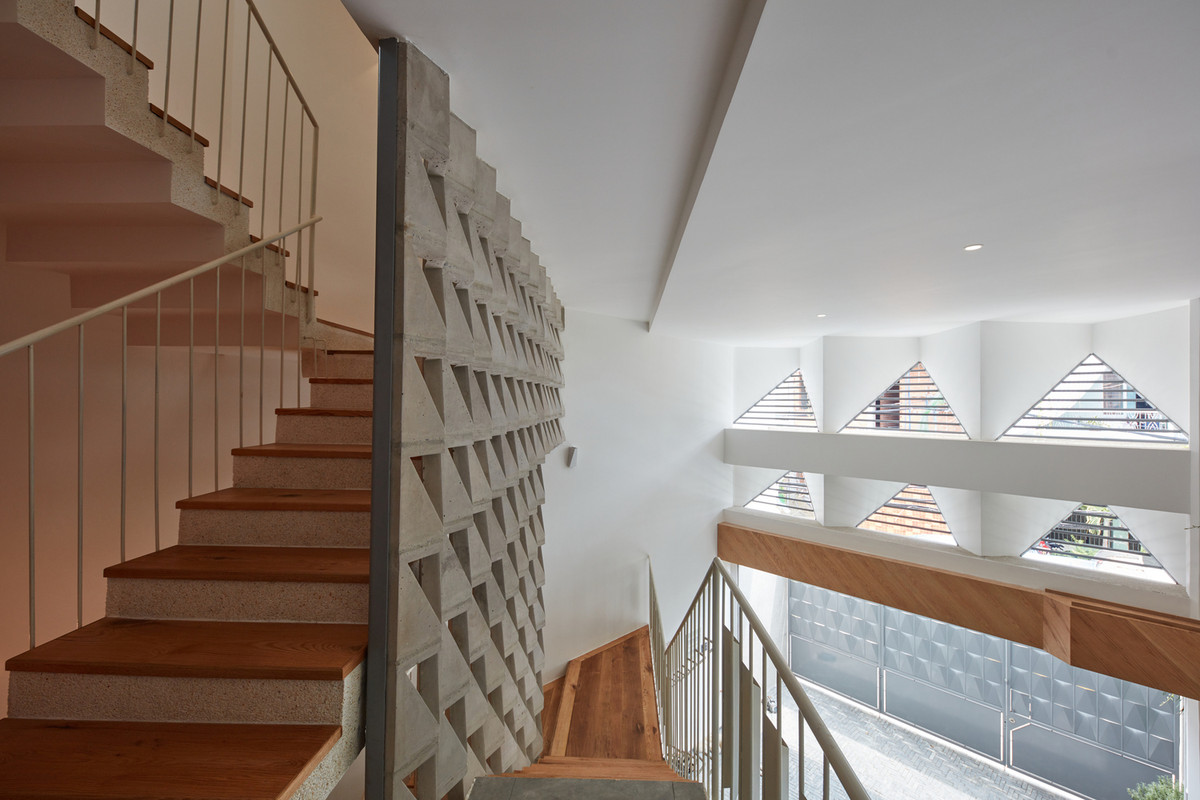 Điều này cũng giúp mở giếng trời, sân trong và lõi lưu thông mới, giúp tối ưu hóa ánh sáng tự nhiên.