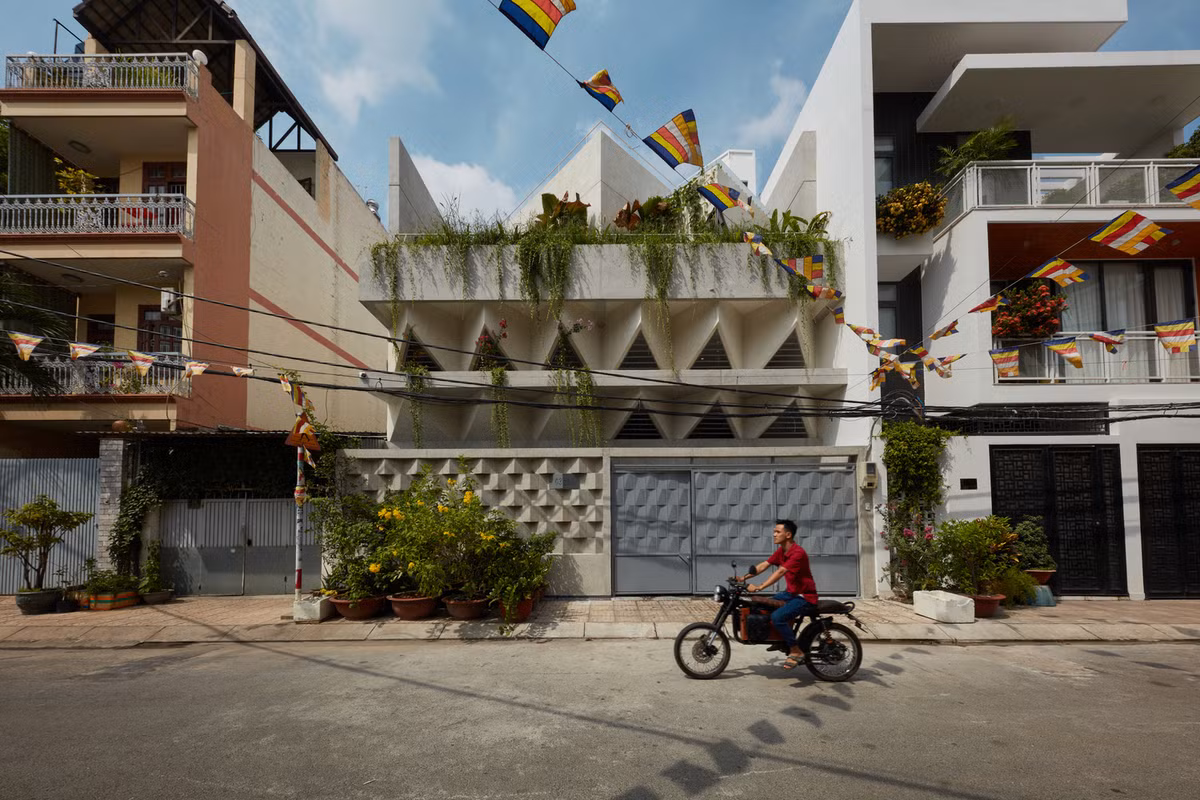 Bao My “ngan ngo” truoc ngoi nha ngon ngu tam giac o Sai Gon