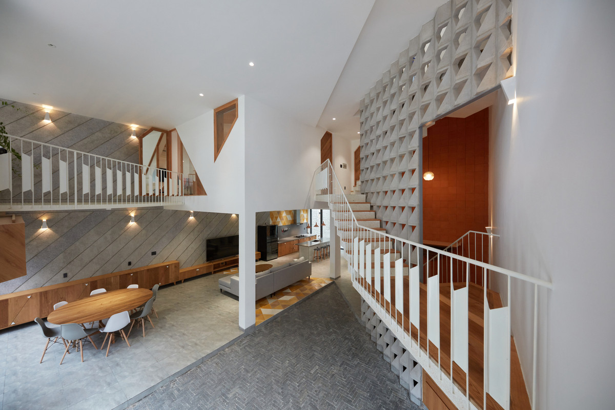 Ngôn ngữ đường chéo mới cũng được lặp lại trên các bề mặt nội thất và các khoảng hở của ngôi nhà như gạch lát nền, vân gỗ, tường gạch terrazzo..