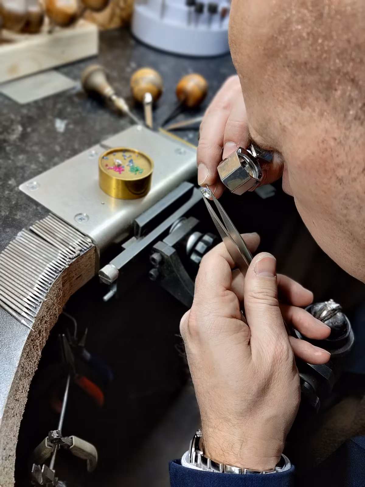 Một chiếc đồng hồ có trở nên hoàn thiện hay không là phụ thuộc rất nhiều vào tay nghề, chuyên môn đỉnh cao của những thợ đính kim cương. Ảnh: Twitter