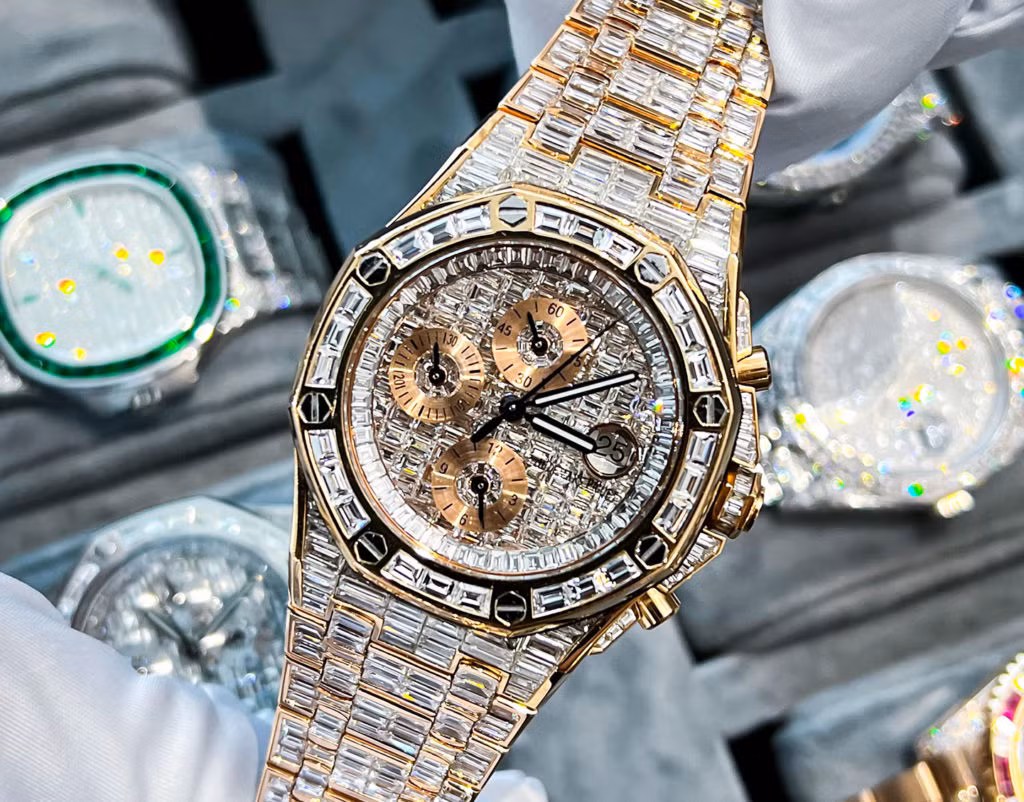 Phải mất nhiều công sức, nhiều nhà thiết kế và thợ thủ công chuyên nghiệp mới tạo ra một chiếc đồng hồ đính kim cương cao cấp. Ảnh: Cagau