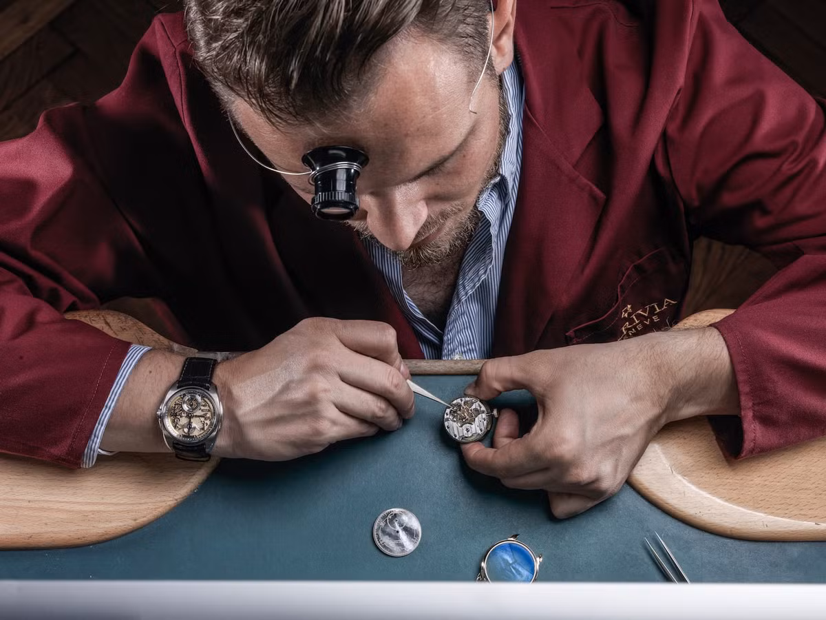 Để tuân theo đường viền của thiết kế đồng hồ, việc mài cắt nhiều viên kim cương sẽ được điều chỉnh sao cho phù hợp với vị trí của chúng trên đồng hồ. Ảnh; ChenWatch