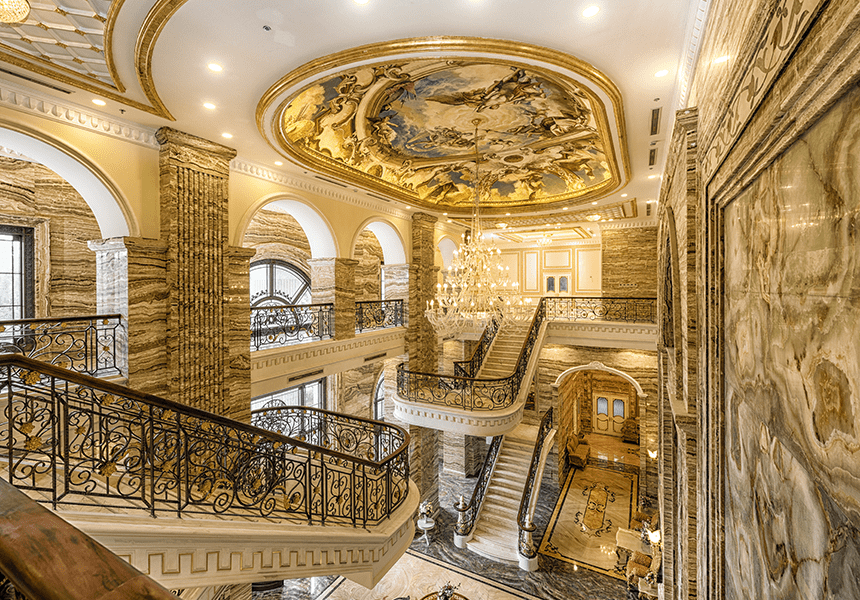 Lan can cầu thang được làm bằng đồng và mạ vàng.