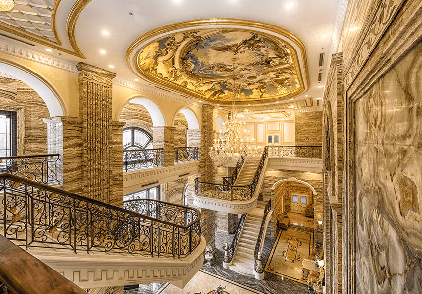 Lan can cầu thang được làm bằng đồng và mạ vàng.