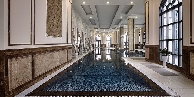 Hai bể bơi bốn mua được đặt tại tầng thượng của tòa tháp với diện tích hơn 200m2. Nguồn ảnh: Tanhoangminh