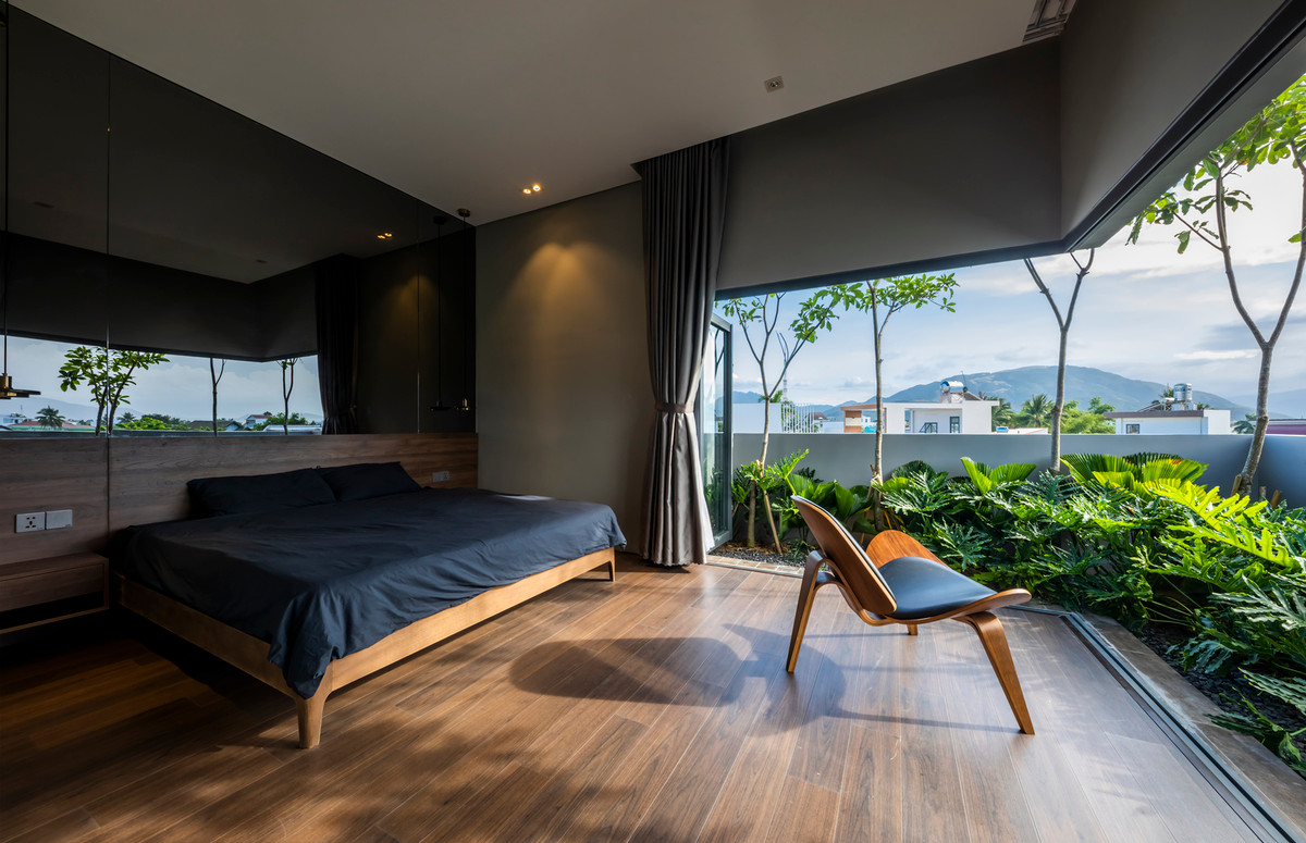 Phòng ngủ chính của ngôi nhà trên tầng cao nhất được bảo vệ khỏi cái nóng bằng một mái cỏ.