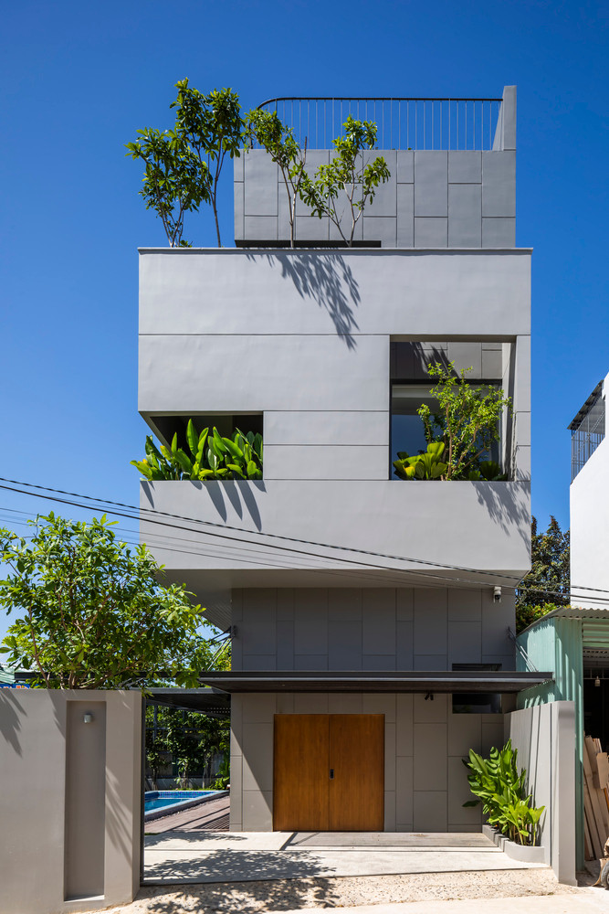 Dù có khoảng sân vườn rộng bao quanh nhưng vì nhà hướng Tây nên công trình rất nóng vào mùa hè.