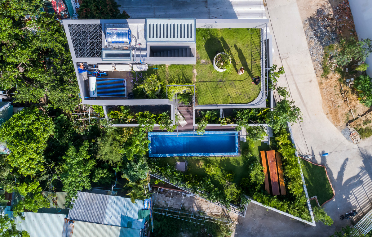 Được xây dựng trên diện tích 80m2 giữa một khu dân cư đông đúc đang trên đà bê tông hoá, nhóm kiến trúc sư trả lại nhiều nhất có thể phần diện tích cây xanh tự nhiên, bằng cách bố trí lại cho công trình những mảng xanh len lỏi khắp các không gian.