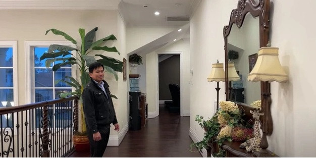 Vương Phạm giới thiệu 1 trong các căn biệt thự thuộc sở hữu. Ảnh: Youtube