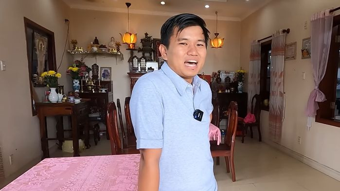 Nội thất trong nhà đều được trang trí theo phong cách truyền thống đúng như ý muốn của bà ngoại. Ảnh: YouTube Vương Phạm