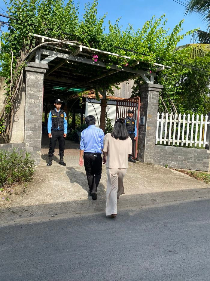 Mới đây, Vương Phạm có chuyến trở về Việt Nam thăm gia đình sau 3 năm xa cách. Triệu phú Vương Phạm đã dành thời gian giới thiệu về cơ ngơi khang trang của gia đình tại Củ Chi (TP HCM) trong chương trình “Gõ cửa thăm nhà” trên HTV9. Ảnh: MCV