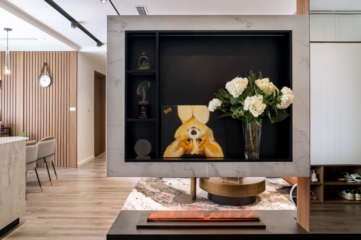 Bức tranh chú chó lộn ngược ấn tượng trong phòng khách. Ảnh: FBNV