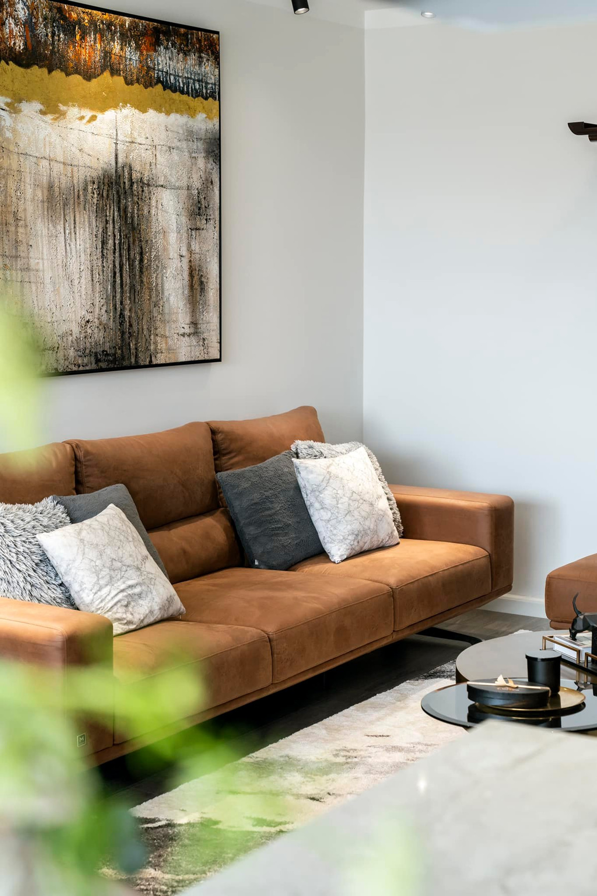 Sofa kèm đôn rời, có thể ghép lại thành dạng sofa chữ L phục vụ những tối xem phim tại gia. Ảnh: FBNV