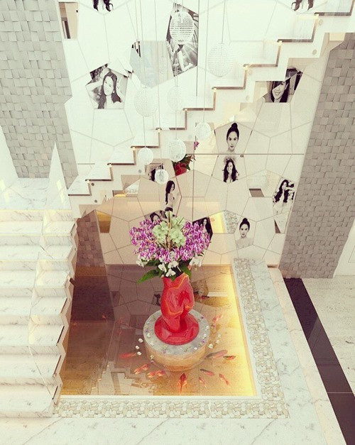 Trong căn hộ thiết kế cả hồ cá lớn và treo nhiều tranh ảnh của người đẹp. Ảnh: Lao động