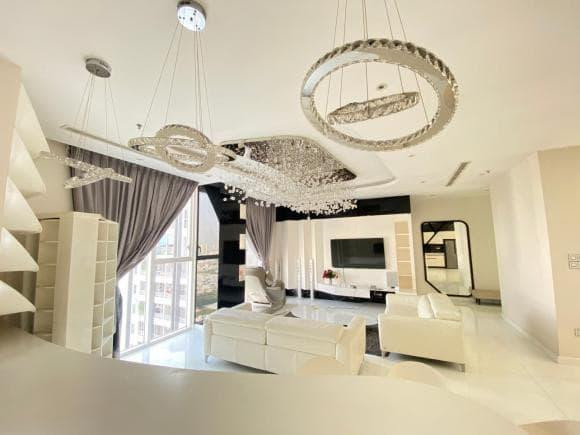 Căn hộ được phủ tông trắng chủ đạo và có thiết kế hiện đại. Ảnh: FBNV