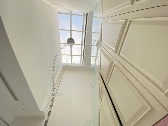 Nằm trên tầng 33 của một chung cư cao cấp nên căn penhouse của Ngọc Trinh khá yên tĩnh và thoáng mát. Ảnh: FBNV