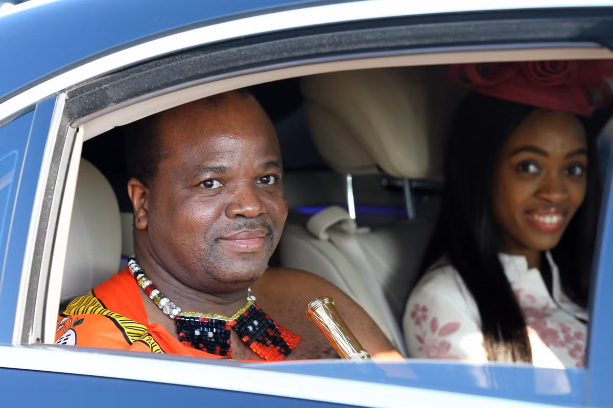 Vua Mswati III có 15 vợ và 24 người con. Ông thường chọn cô dâu từ một cuộc thi mang tên “Múa sậy”, tiếng địa phương là “Umhlanga”. Ảnh: Thetimes